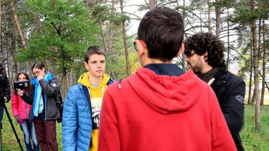 Els joves participants en el taller en una pràctica de rodatge.