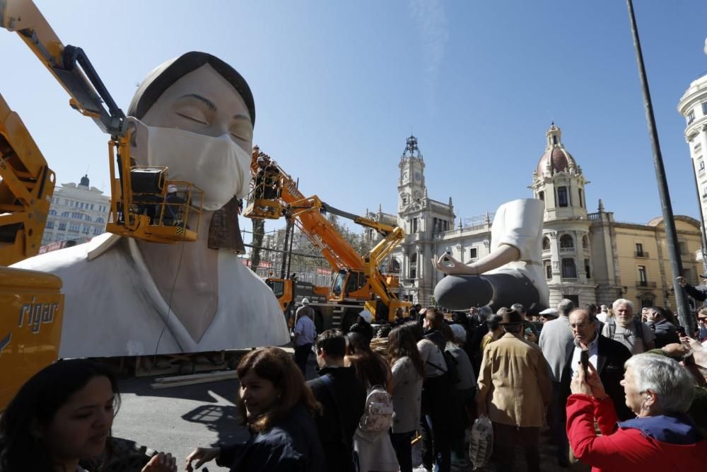 Coronavirus en Valencia | Colocan una mascarilla a la figura de la falla municipal