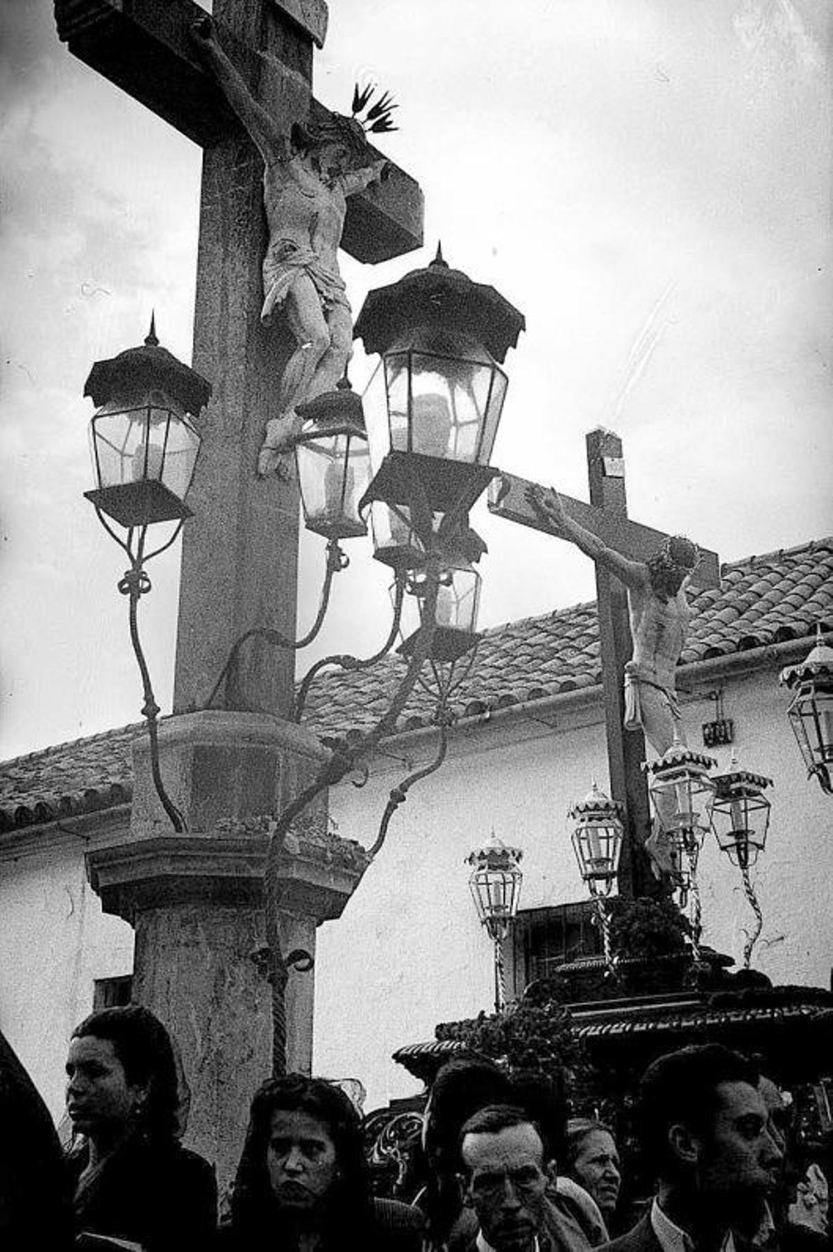 CRISTO DE LA CLEMENCIA ANTE EL CRISTO DE LOS FAROLES EN LA SALIDA DE 1949.