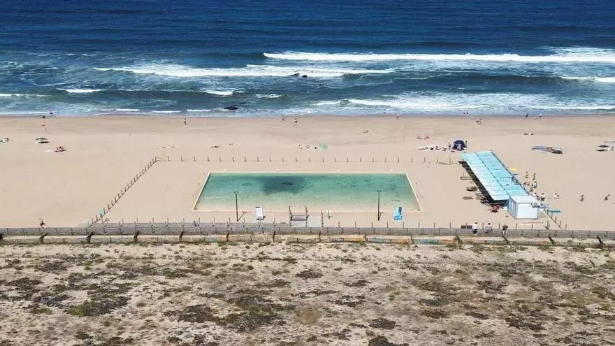 Así se monta la peculiar piscina en la playa de Vila Nova de Gaia