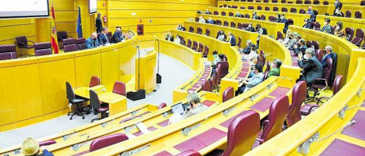 Varios senadores, durante el X Foro de las Autonomías celebrado ayer en la Cámara Alta.  |