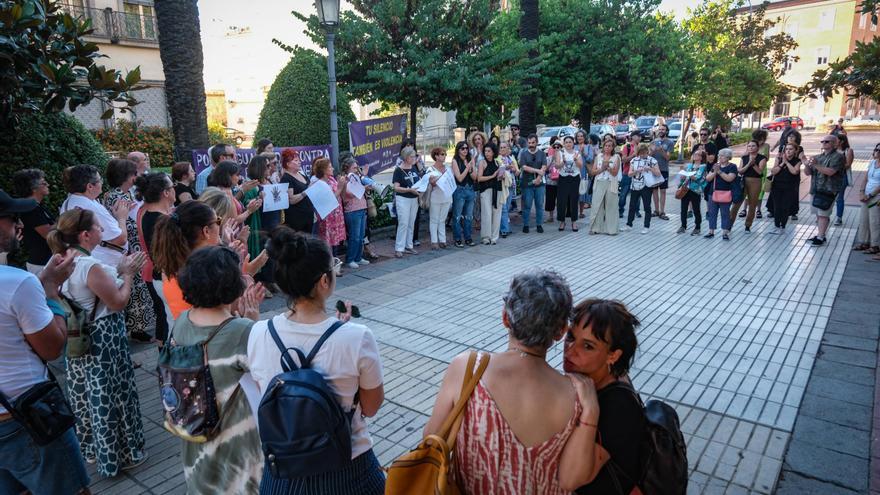 Un centenar de personas claman en Badajoz contra la violencia machista y gritan «tu silencio también es violencia»
