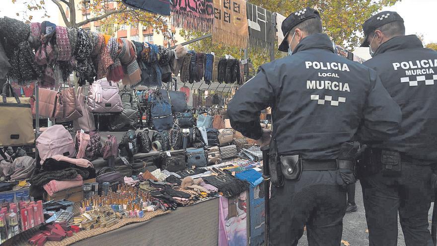 Digno ego cavar La presión policial echa a los falsificadores de bolsos, ropa y calzado de  los mercadillos - La Opinión de Murcia