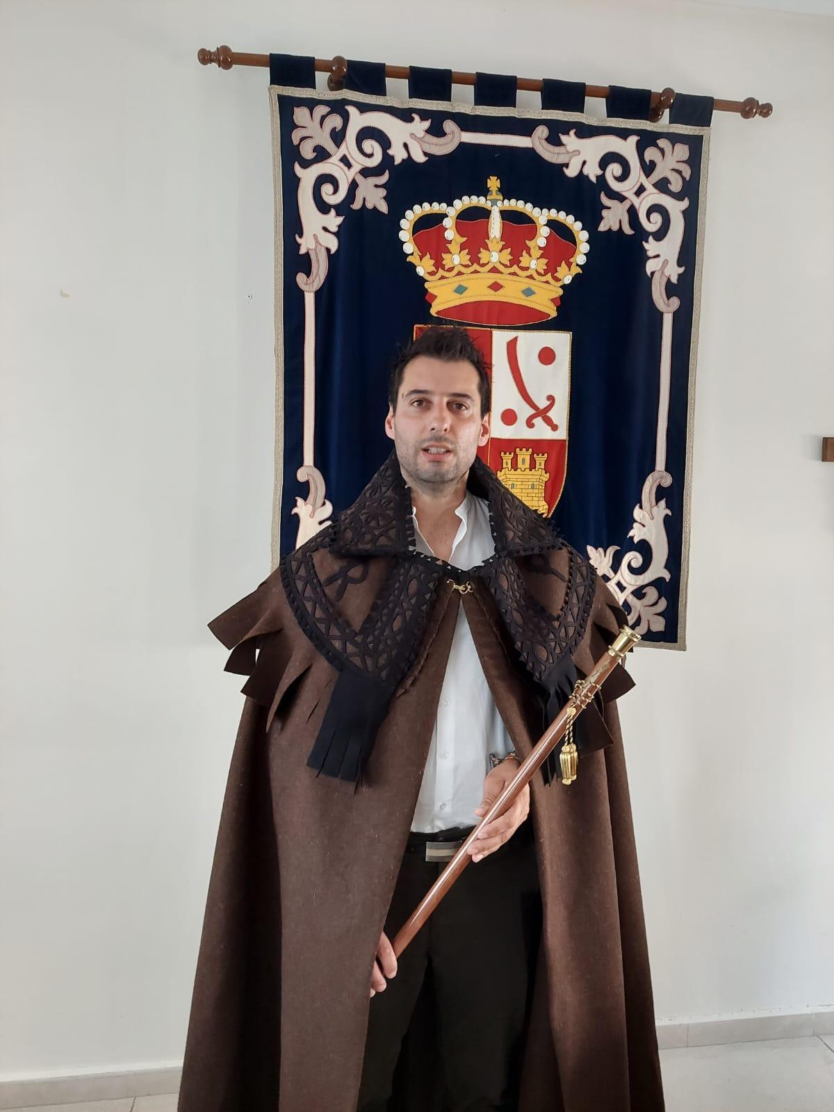 David Carrión, alcalde de Alcañices, con la capa parda alistana de honras y respeto y con el bastón de mando que ya portó su abuelo, Tomás Carrión.