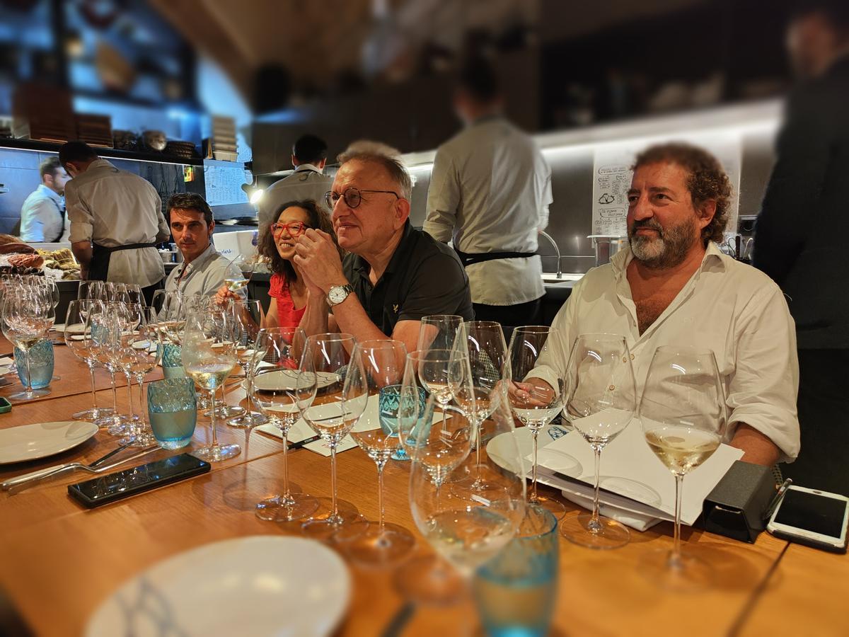 Richard Geoffroy, en el centro, en el restaurante Estimar, en Barcelona.