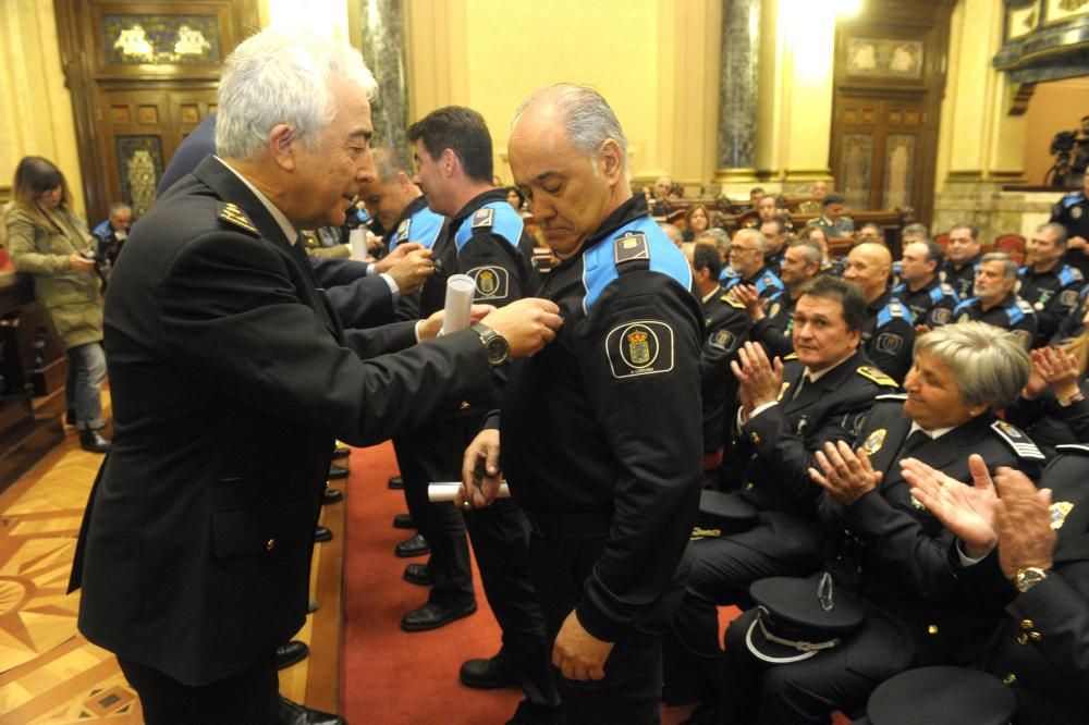 26 agentes reciben la medalla de permanencia por sus 30 años de servicio, funcionarios del cuerpo jubilados durante el 2016 fueron condecorados y otros 6, medalla a la trayectoria profesional ejemplar