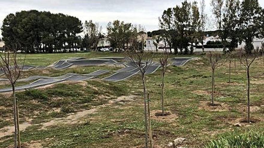 Es planta arbrat i s&#039;encarrega la darrera fase del parc del Camp dels Pilans de l&#039;Escala