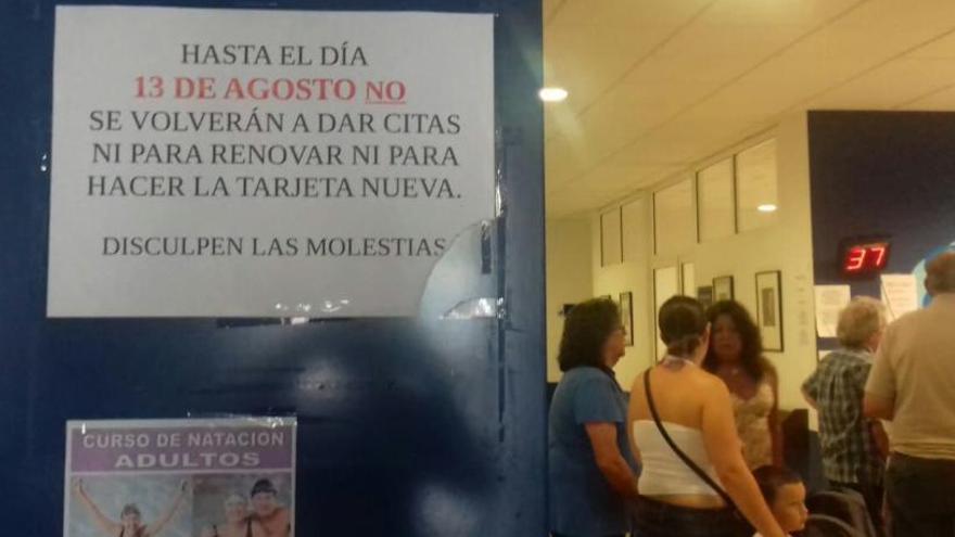 Imagen del cartel en el que se anuncia la paralización de las citas hasta mediados de agosto