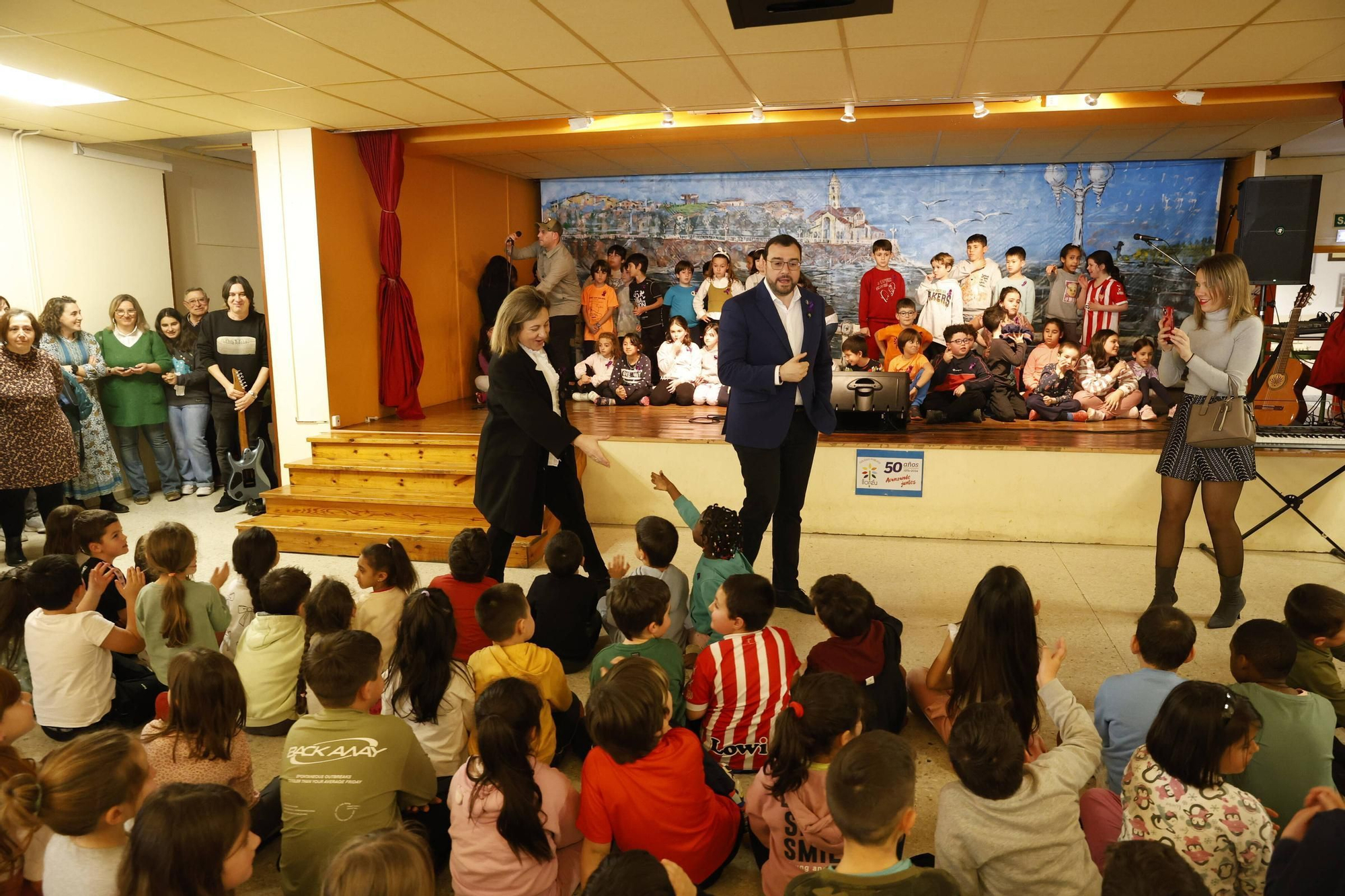 La visita de Adrián Barbón al colegio Lloréu, en Gijón