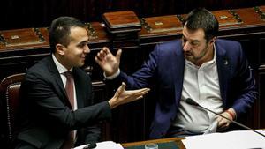 Salvini (derecha) y Di Maio se saludan el pasado 13 de febrero en una sesión del Parlamento en Roma.