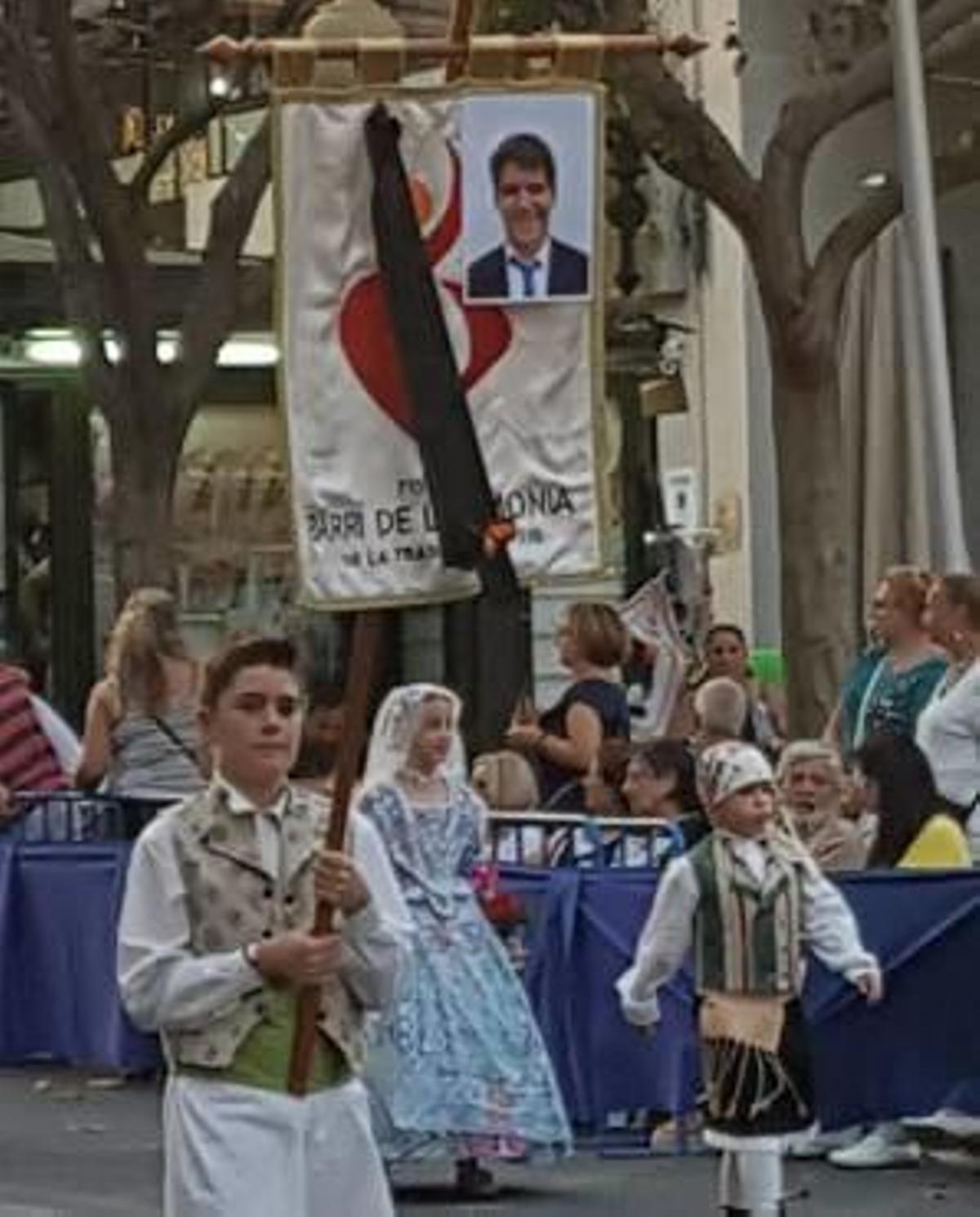 La Virgen se cubre de claveles