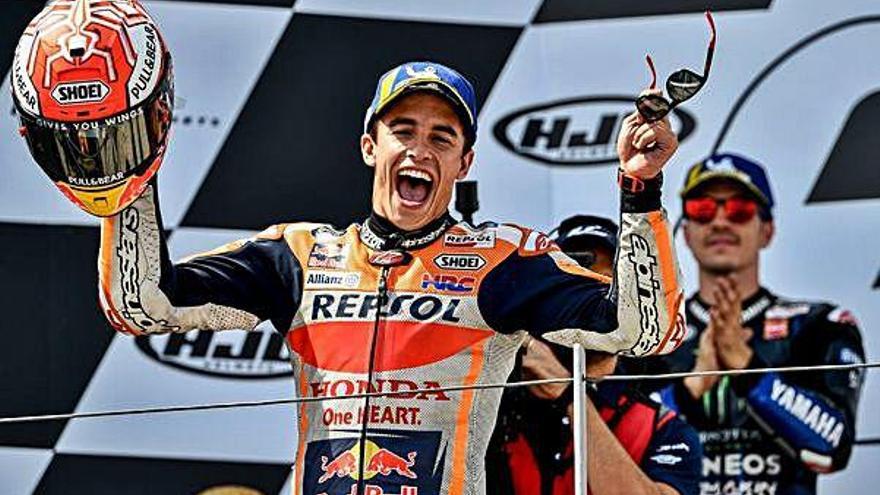 Marc Márquez celebra la victoria en el podio del circuito de Sachsenring.