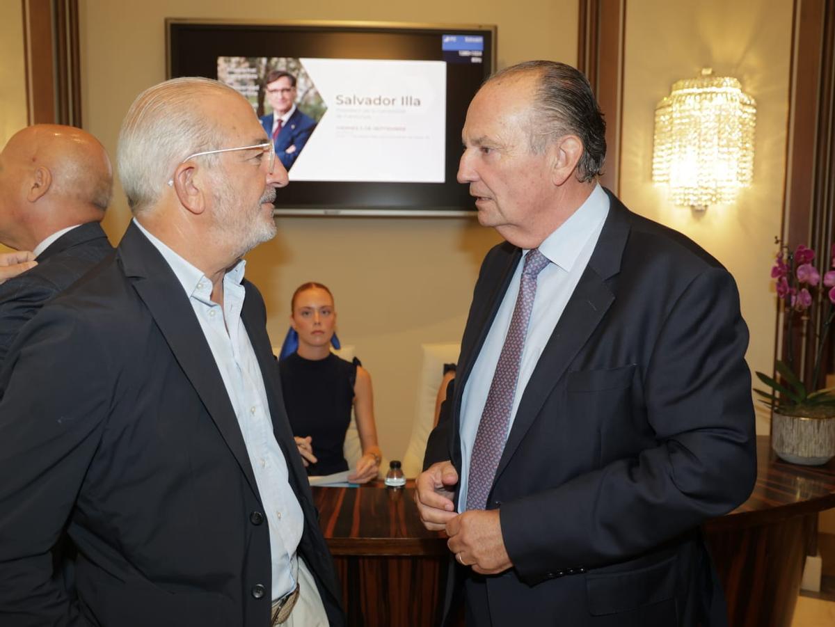 El desayuno informativo de Salvador Illa, en imágenes