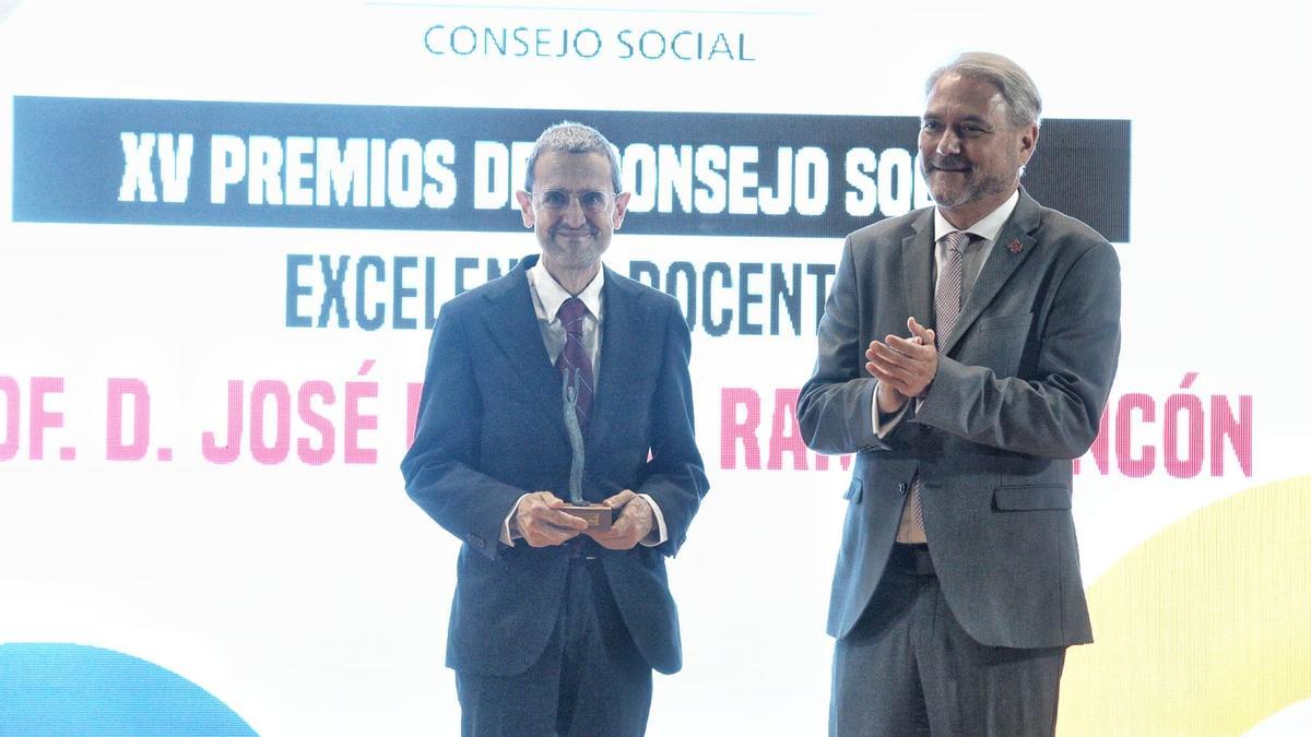 Uno de los galardonados, José Manuel Ramos, de Medicina, junto al rector