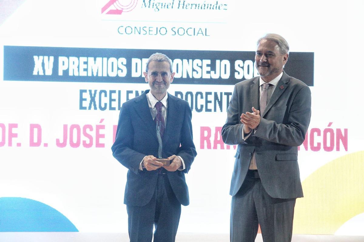 Uno de los galardonados, José Manuel Ramos, de Medicina, junto al rector