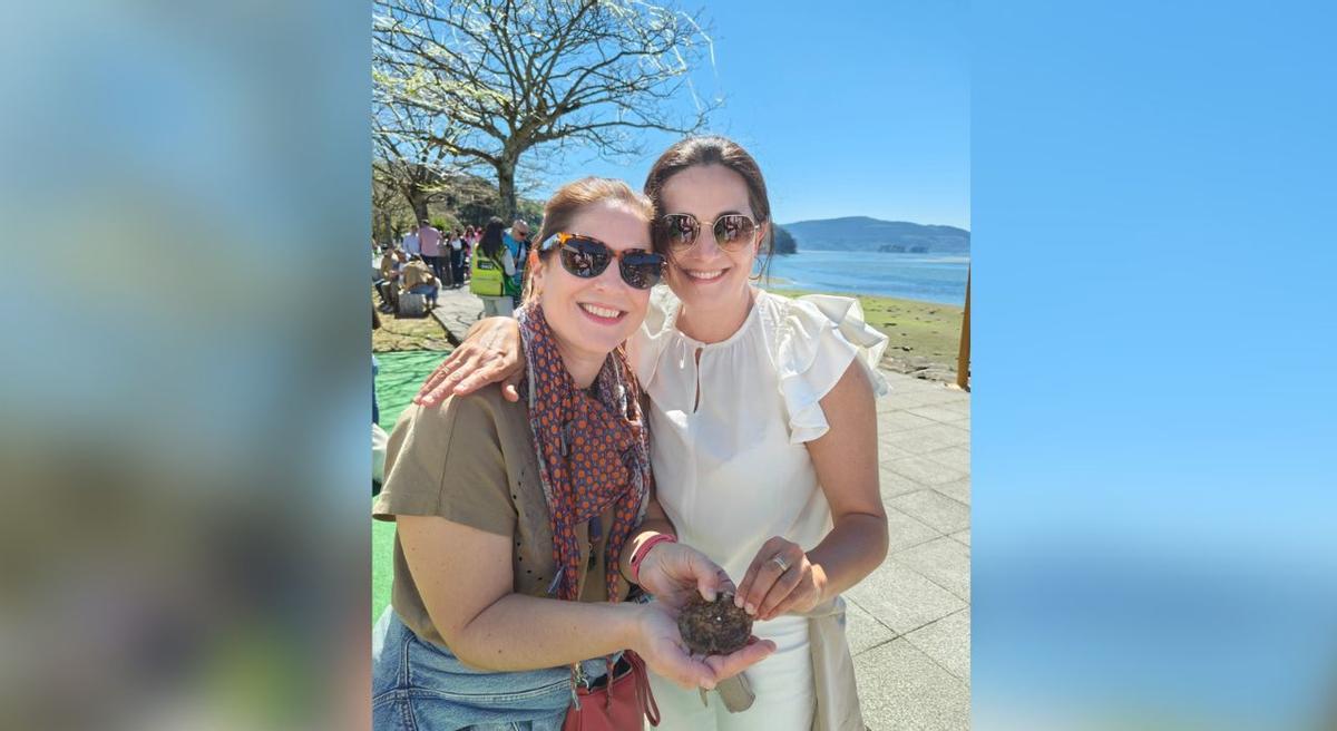 Mari Carral (dcha), junto a su amiga Sara Cañesto, muestra la perla encontrada en la ostra de Arcade.