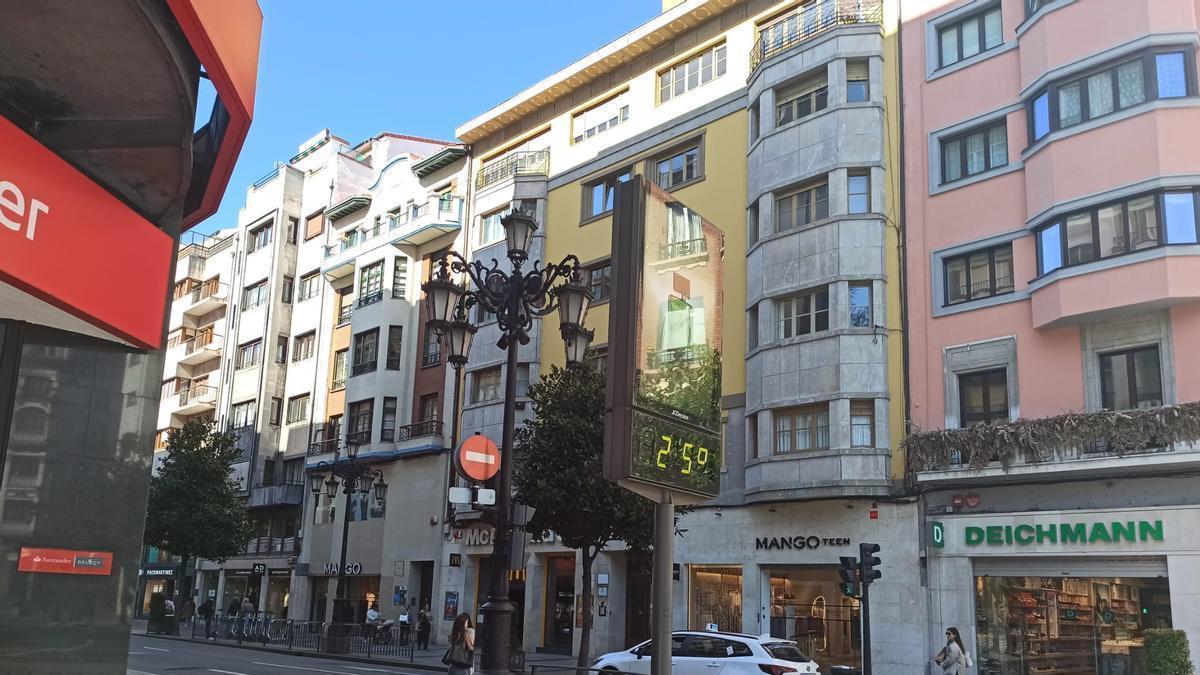 Asturias se achicharra de calor en la recta final del invierno: los termómetros superan los 25 grados y la AEMET prevé calor para toda la semana