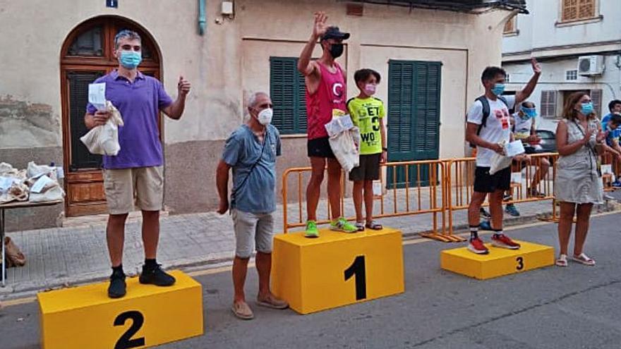 Los ganadores absolutos posan en el podio de Llubí. | D.M.