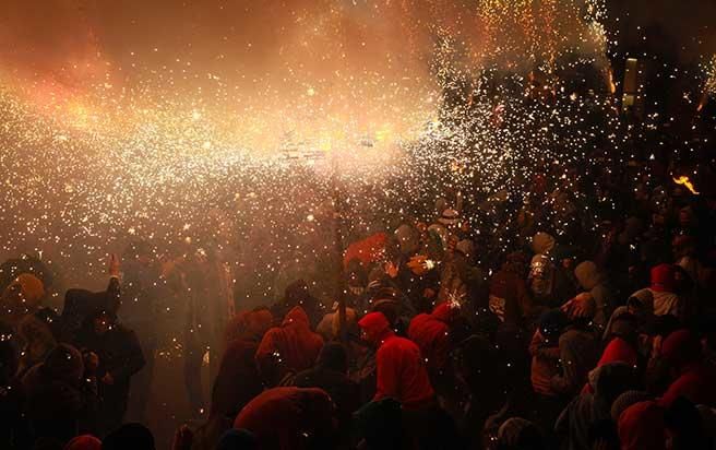 Correfoc in Palma: Wenn 300 Teufel die Funken sprühen lassen