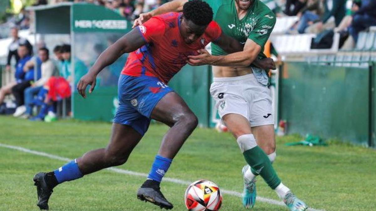 Alhagy disputa un balón con el Villarrobledo