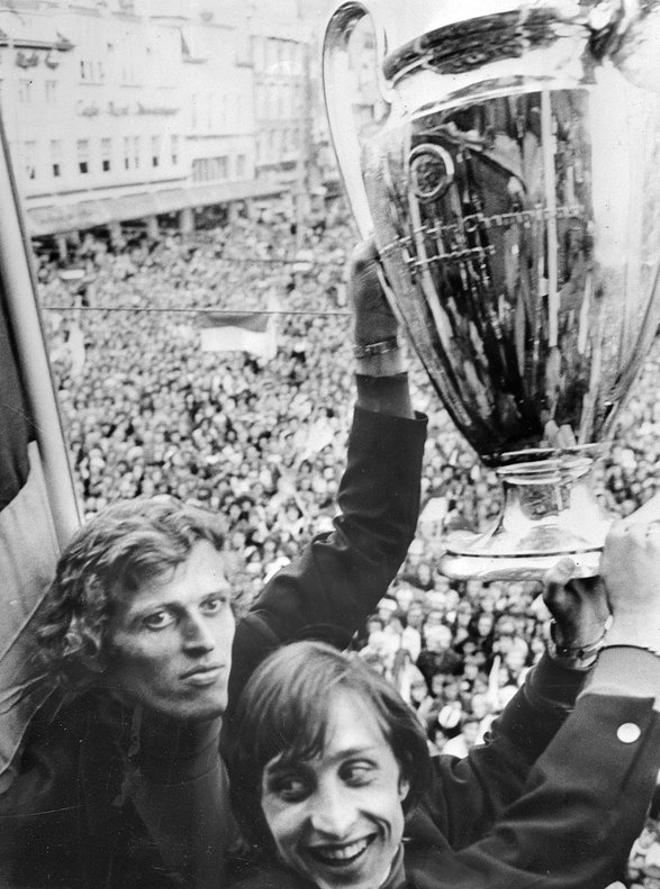 Como jugador del Ajax conquistó tres Copas de Europa, ocho Ligas de Holanda, cinco Copas de Holanda, una Copa Intercontinental y una Supercopa de Europa. En la imagen celebrando en Ámsterdam el título de la Copa de Europa el 3 de junio de 1972.