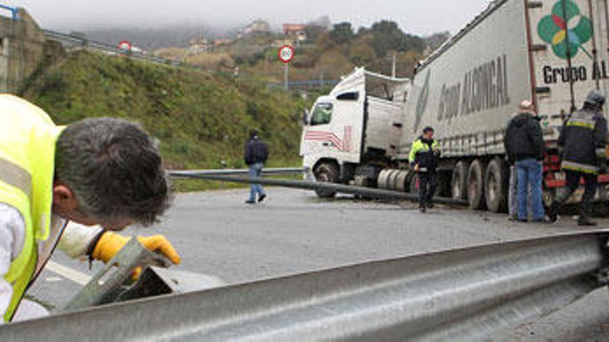 Un camión se lleva por delante árboles y señales en Vigo