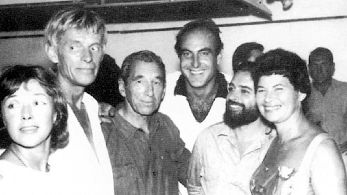 Ruiz, con barba, con varios miembros del Grupo Ibiza 59