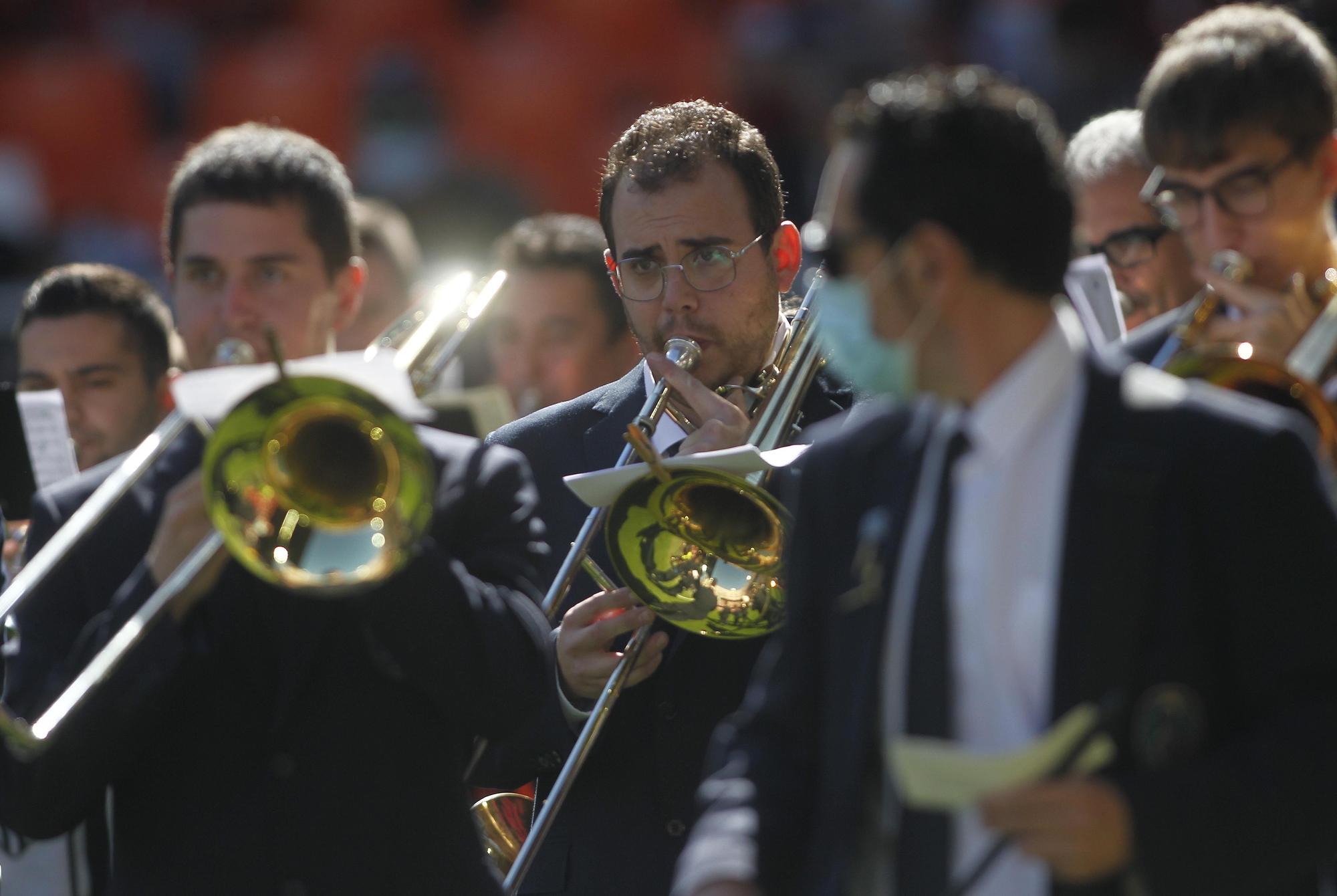 La Agrupació Musical Vernissa de Lloc Nou de Sant Jeroni tocó en Mestalla