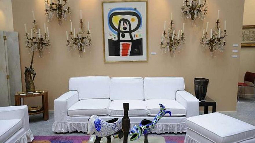 Salón con una obra de Miró.