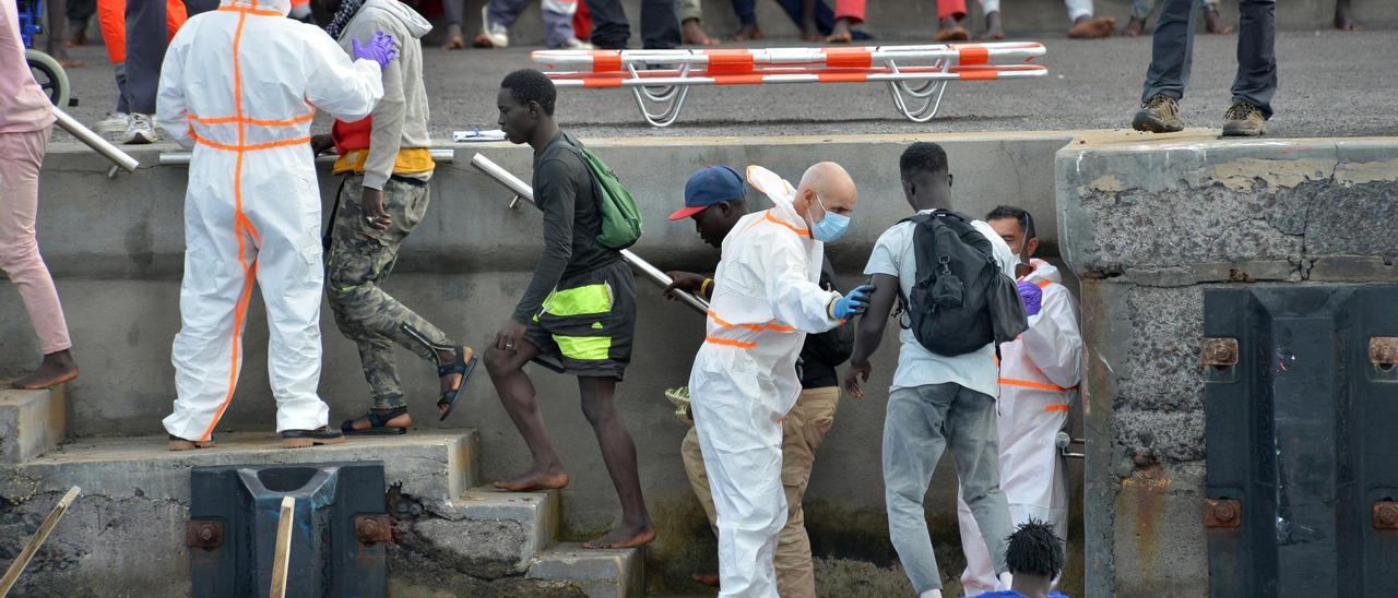 Decenas de migrantes llegan en un cayuco, a 26 de octubre de 2023, en El Hierro, Santa Cruz de Tenerife, Tenerife, Canarias (España). Hasta el puerto de La Restinga, en El Hierro, han llegado en las últimas semanas más de 5.000 migrantes, 7.000 desde el i