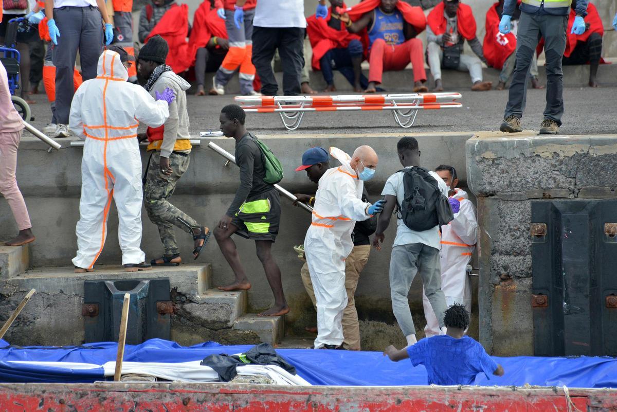 Decenas de migrantes llegan en un cayuco, a 26 de octubre de 2023, en El Hierro, Santa Cruz de Tenerife, Tenerife, Canarias