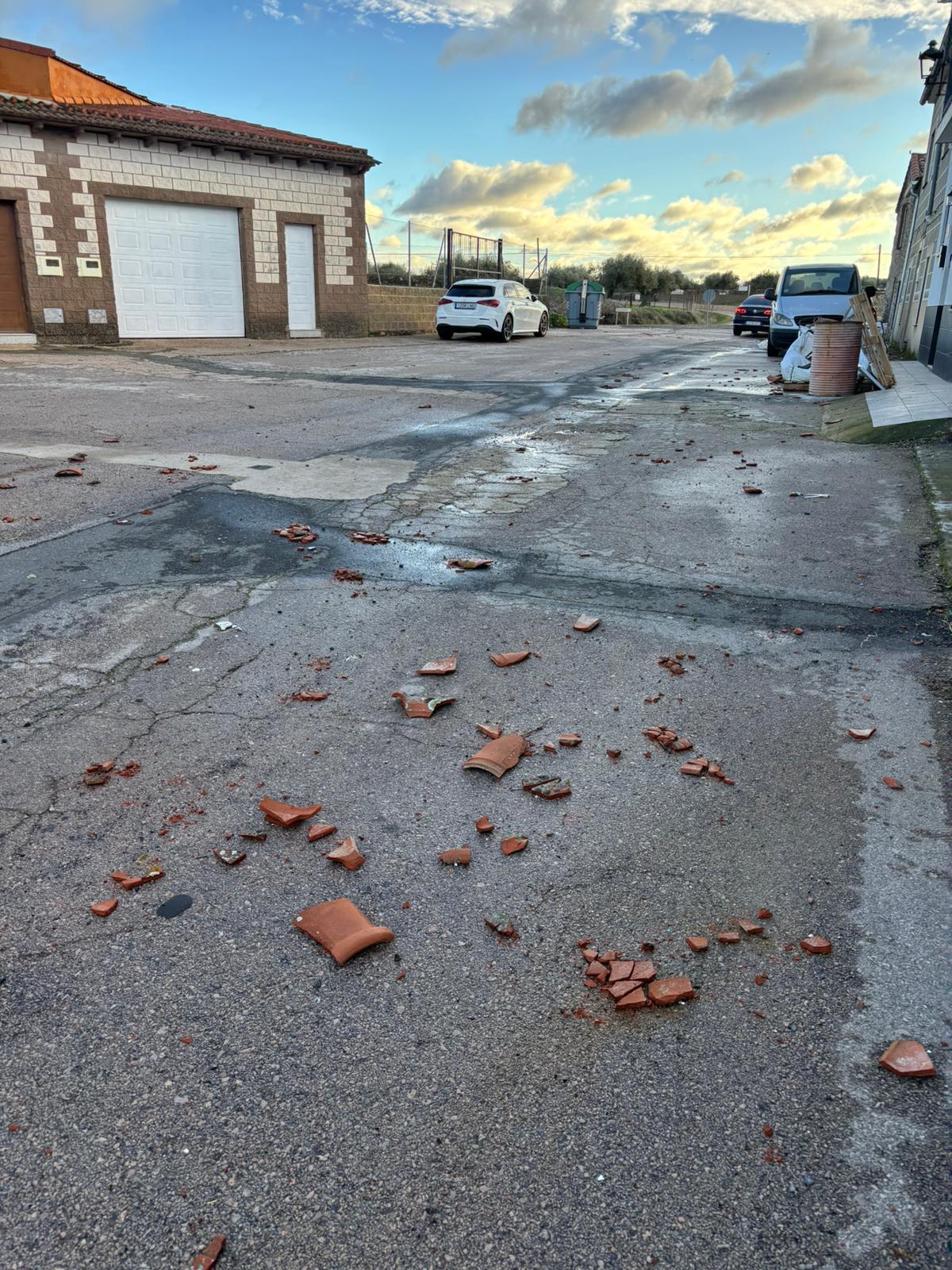 Tejas por los suelos de Valdefuentes.