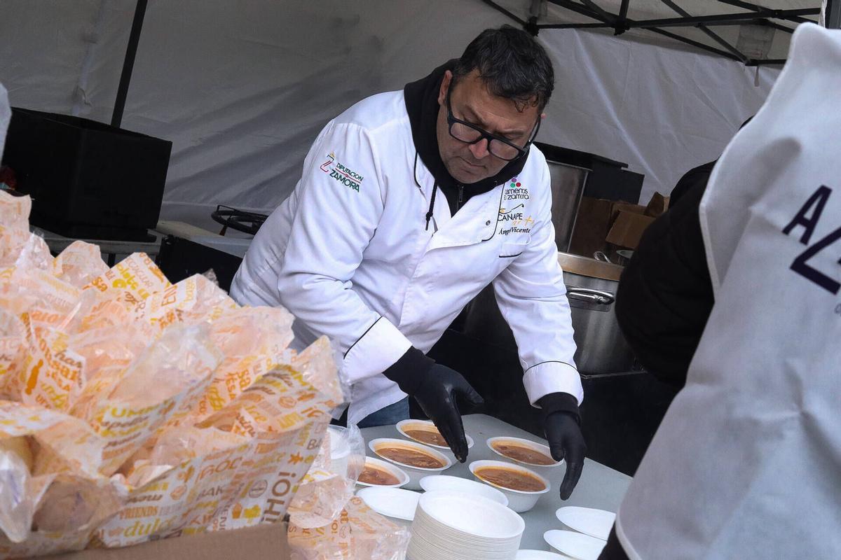 GALERÍA | Sanantonada de Azayca en la Plaza Mayor: agotados todos los platos
