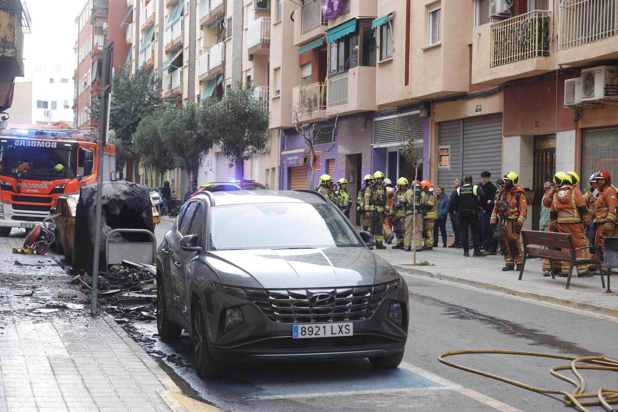Un incendio en Mislata desata una gran columna de humo