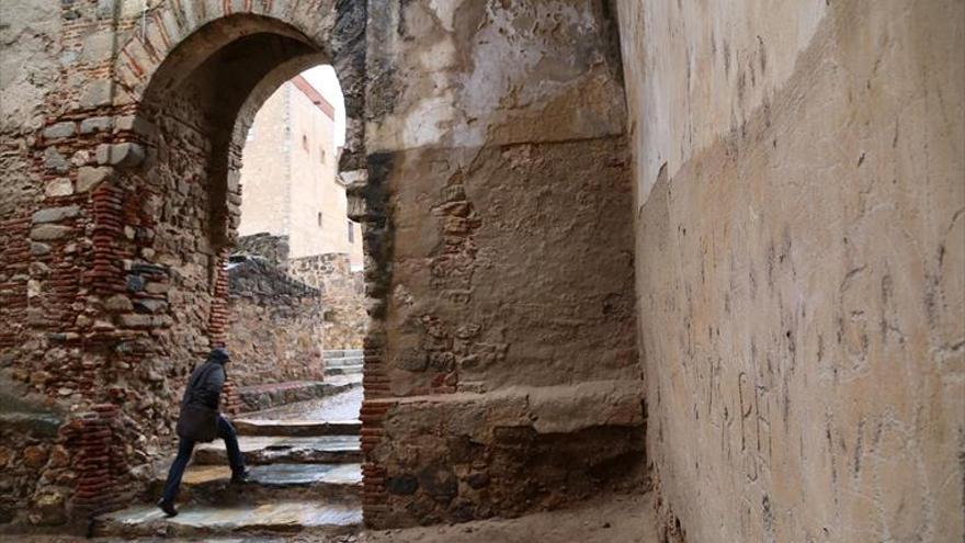 Amigos de Badajoz critica el concurso para restaurar la Puerta del Capitel