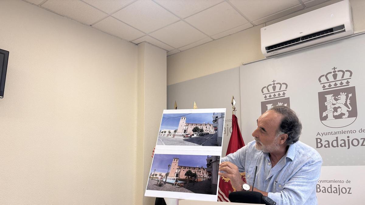 El concejal socialista, Pedro Miranda muestra las imágenes de la propuesta para recuperar el espacio de la Plaza de San Agustín