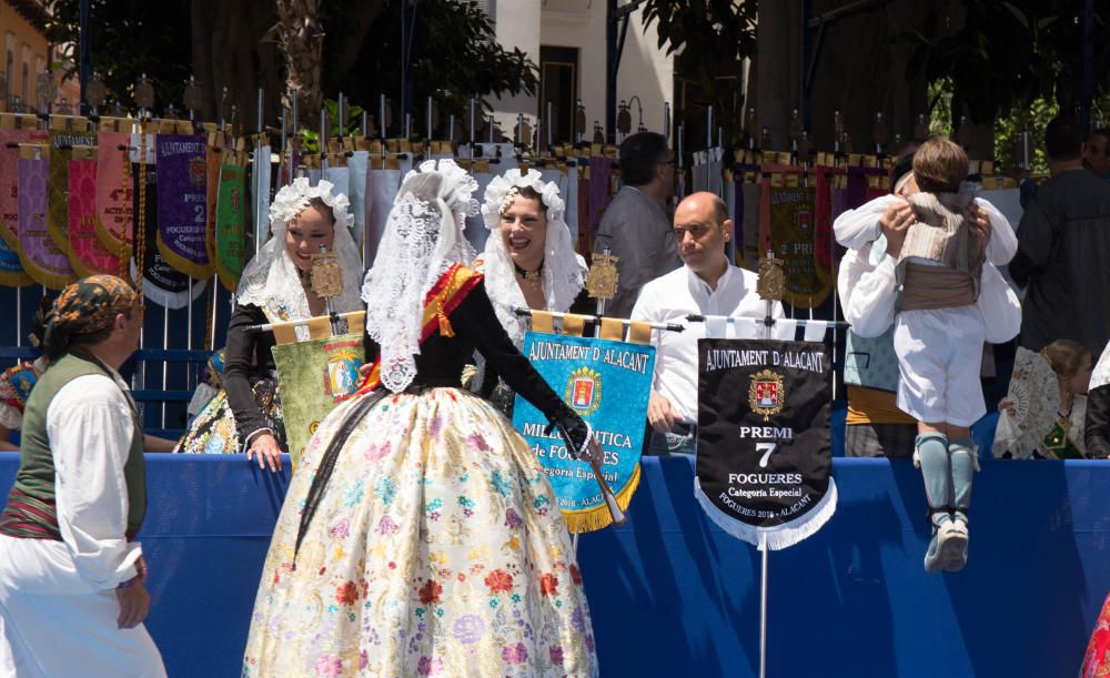 El Desfile de Entrega de Premios culmina con la entrega de más de 600 galardones a hogueras y barracas