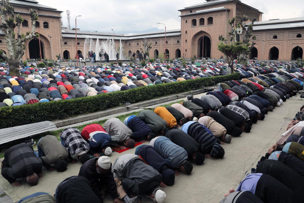 Los musulmanes celebran el fin del Ramadán. Fiesta del Eid al-Fitr en Srinagar, India.