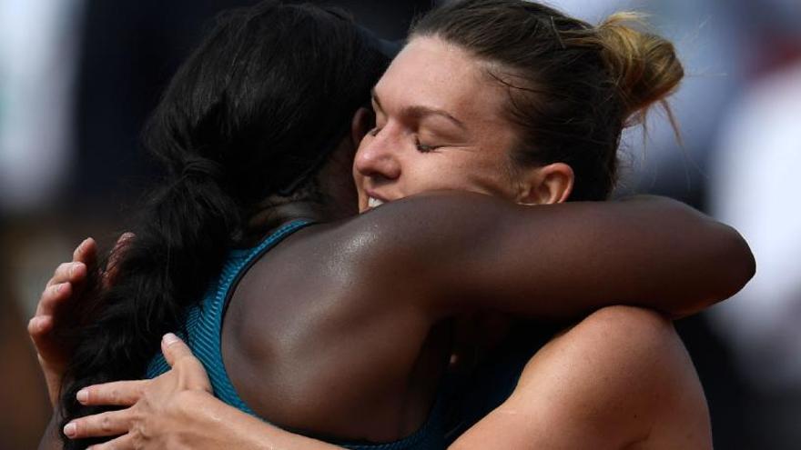 Halep se abraza a Stephens tras la final