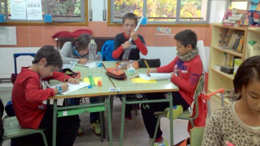 Alumnos de la clase de 5º de Primaria de la línea en valenciano trabajando de forma cooperativa en la historia encadenada «mensaje en una botella».