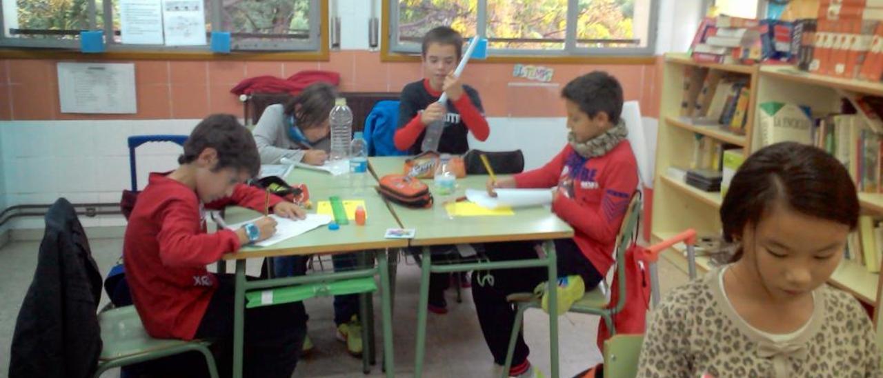 Alumnos de la clase de 5º de Primaria de la línea en valenciano trabajando de forma cooperativa en la historia encadenada «mensaje en una botella».