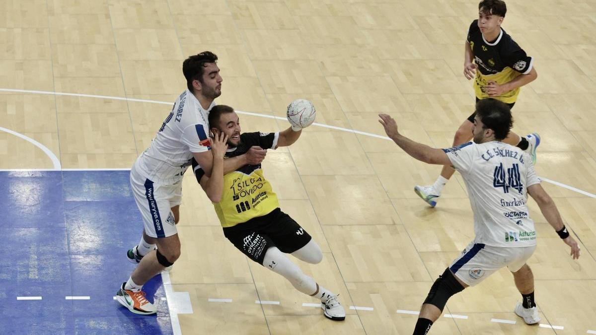 La defensa del Horizonte Atlética impide un ataque del Auto-Center Principado Vetusta en el derbi.