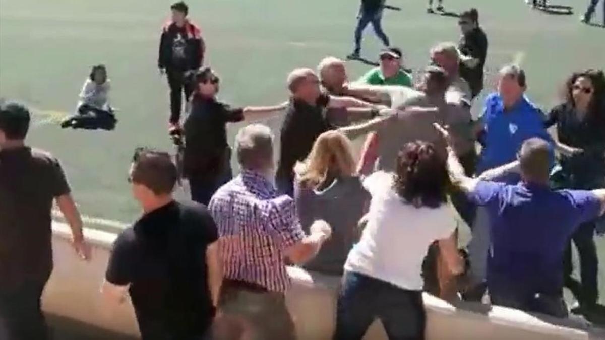 Una imagen del vídeo que recoge la pelea entre los padres de los infantiles.