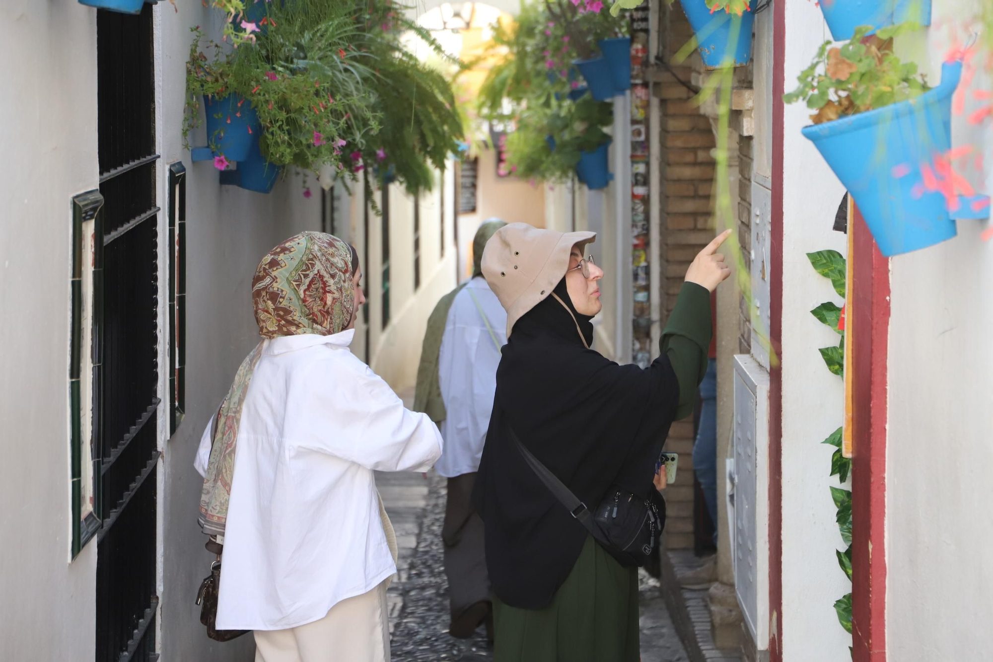 Los turistas disfrutan de Córdoba pese al calor