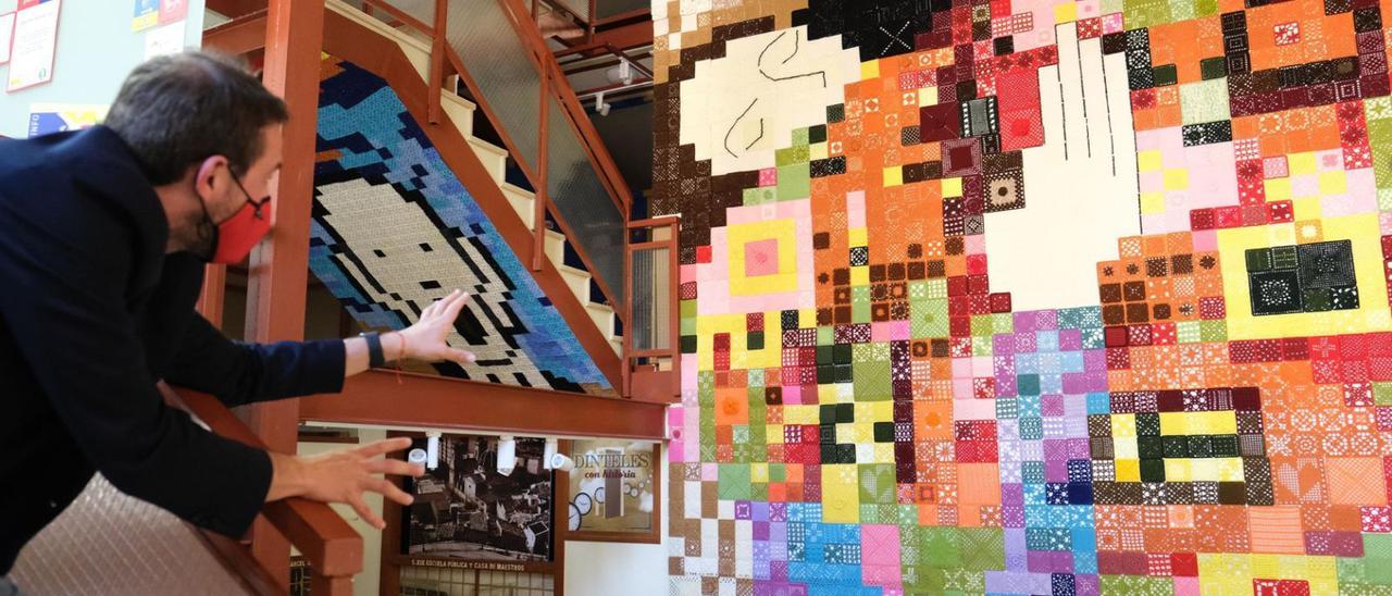 El concejal David Morcillo muestra una de las obras de ganchillo que decoran la Tourist Info de Petrer. | ÁXEL ÁLVAREZ