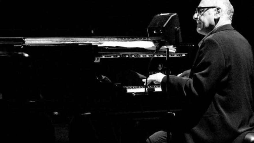 El pianista y compositor Michael Nyman, durante un concierto celebrado en Laboral Ciudad de la Cultura, en Gijón, en 2009.