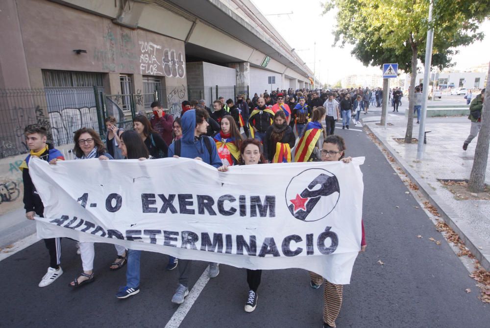 Els CDR retiren la bandera espanyola de la seu de la Generalitat a Girona