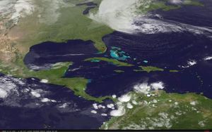 Imatge de satèl·lit distribuïda per l’Administració Nacional Oceànica i Atmosfèrica que mostra l’huracà ’Sandy’ (a dalt) avançant cap a la costa nord-est dels Estats Units, aquest dilluns.