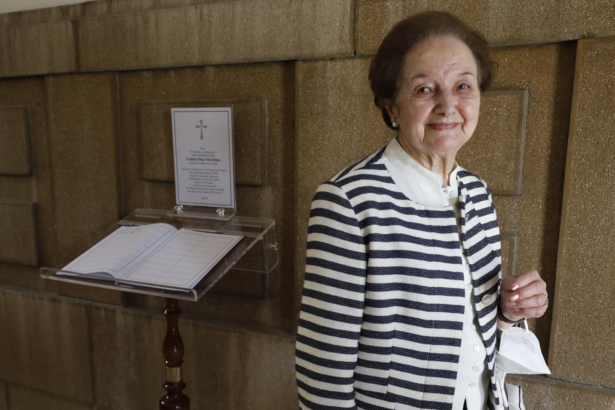 En imágenes: religiosos y amigos firman en los libros de condolencias del Arzobispado por Díaz Merchán