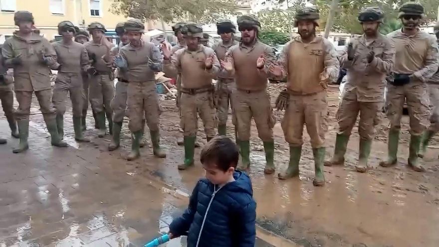 Miembros de la marina cantan el cumpleaños feliz a un niño de Paiporta